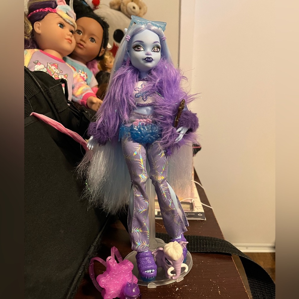 G3 abbey bominable doll !!STAND NOT INCLUDED!!